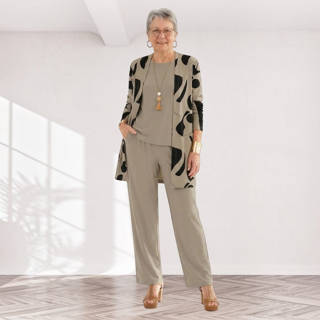 Wilhelmine – dreiteiliges Damen-Set in Beige und Braun: Oberteil, weite Hose und langer Cardigan