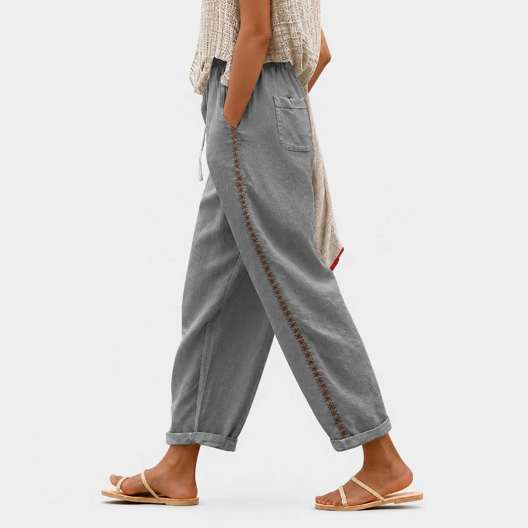 Sigrun | Sommerhose in sanftem Grau mit Bordüre