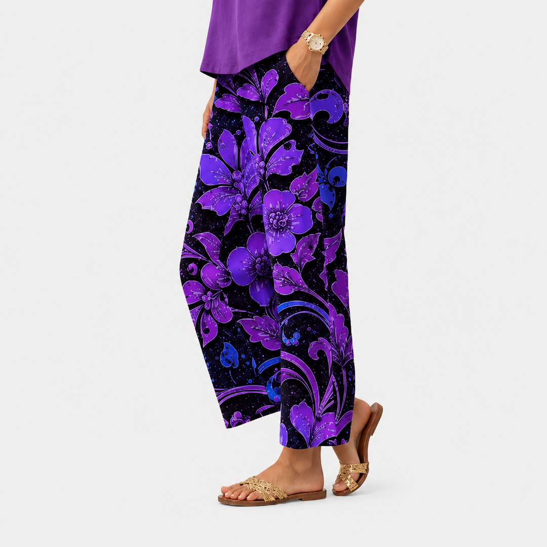 Waltraud | Dunkle Sommerhose mit Blumenmuster, S bis 5XL