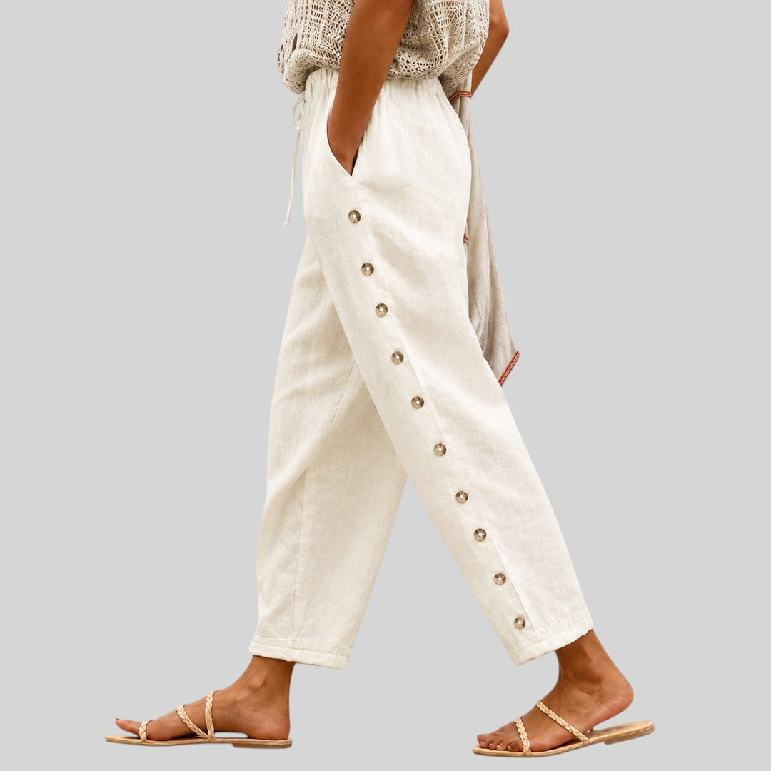 Helma | Beige Sommerhose mit Knopfdetail