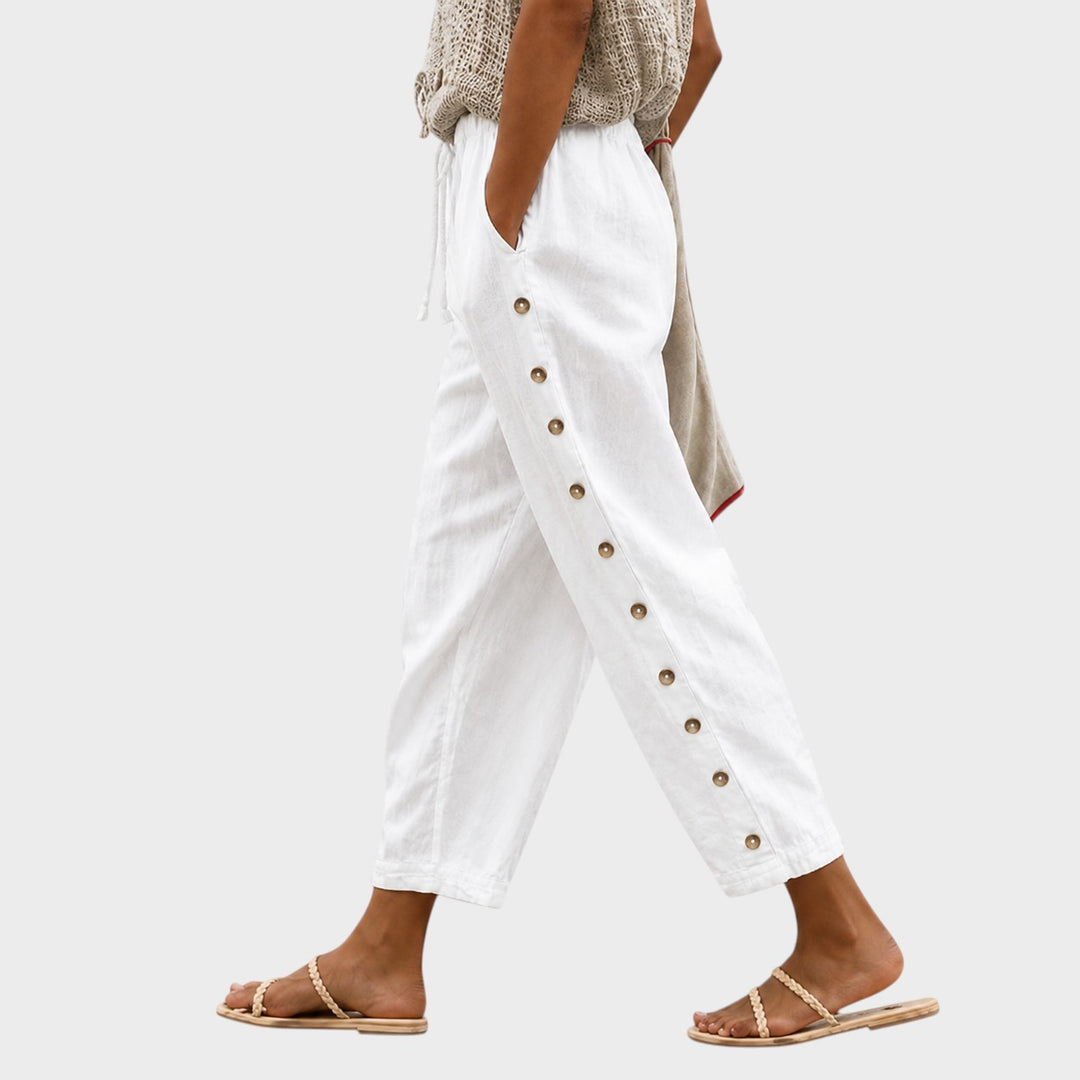 Britta | Weiße Sommerhose mit Knopfdetail