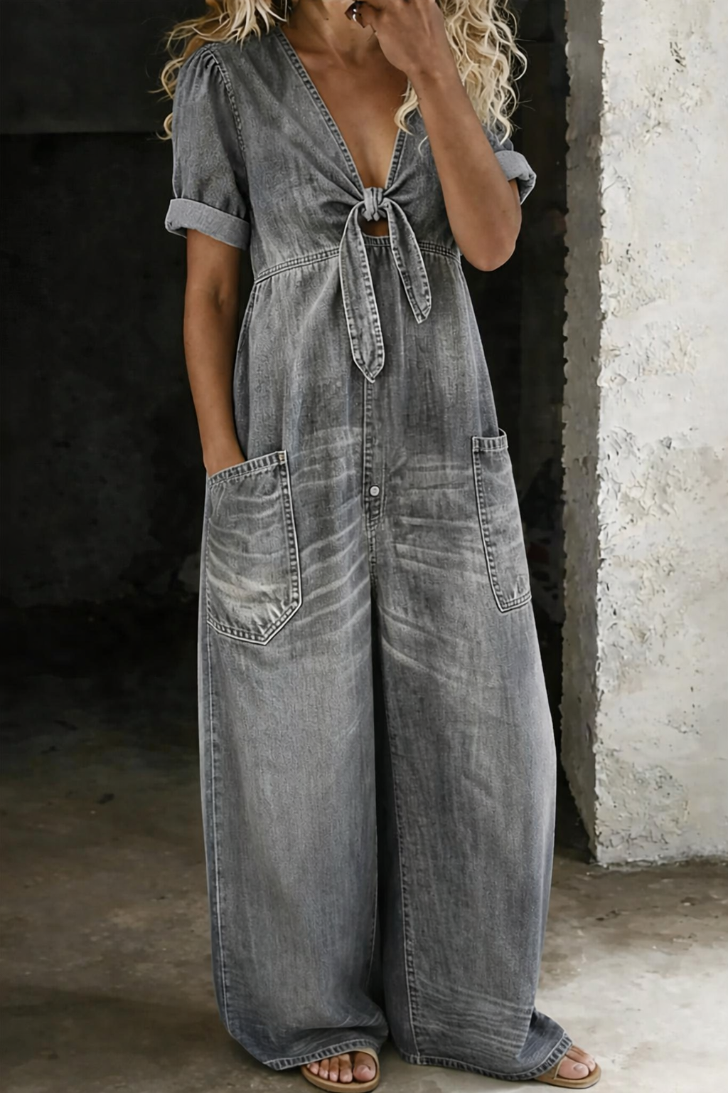 Agnes - Kurzärmliger Jumpsuit mit V-Ausschnitt