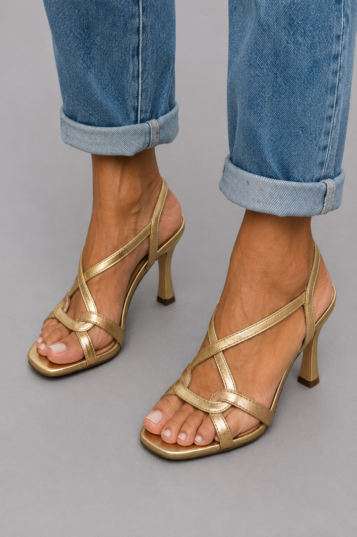 Cassie | Goldene Sommer Charm Sandalen
