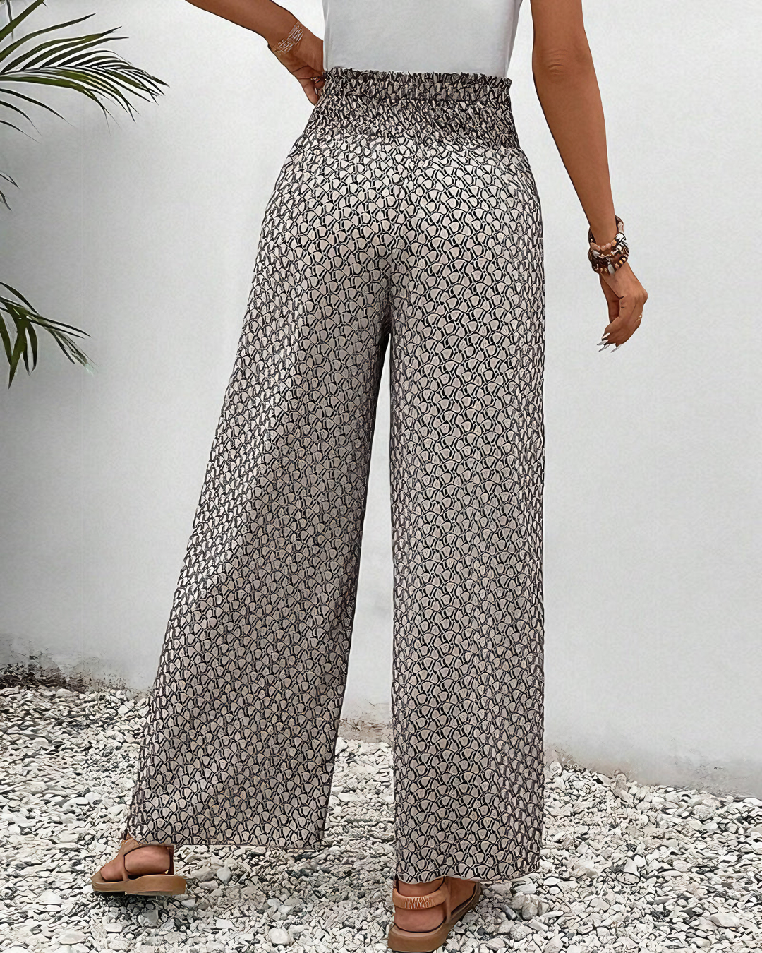 Edeltraud | Weite Sommerhose mit Leopardenmuster – Detailansicht