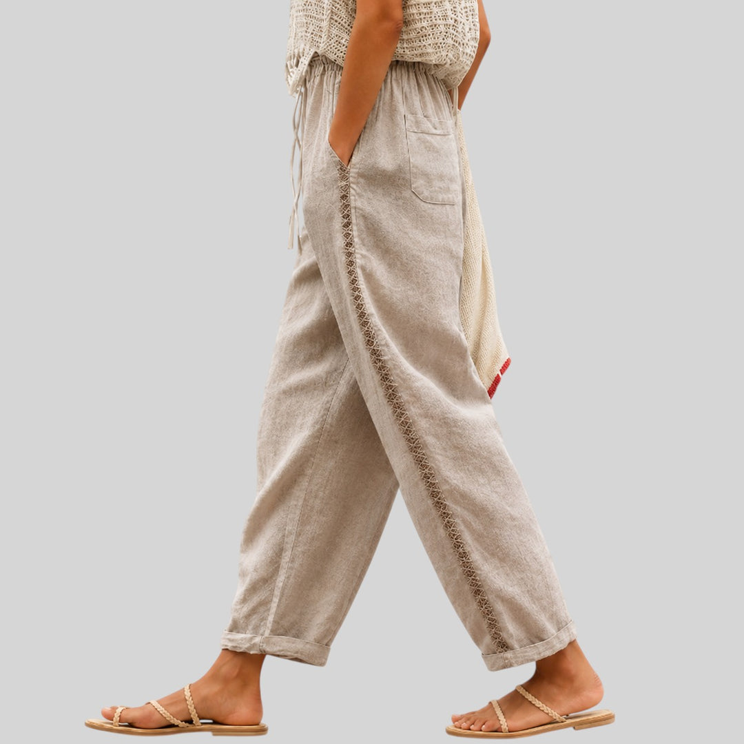 Margret | Beige Sommerhose mit Zierdetail