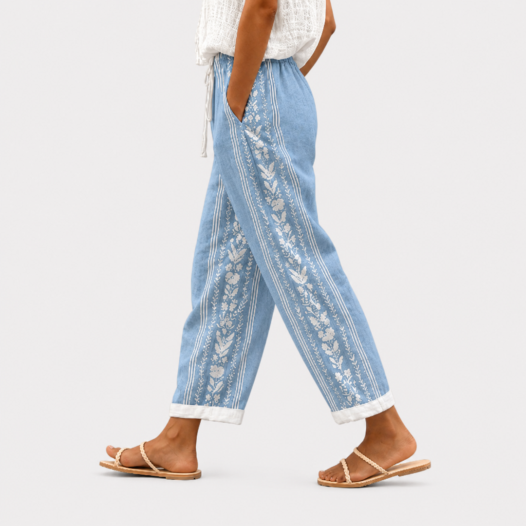 Isolde | Blaue Sommerhose mit Blumendetail