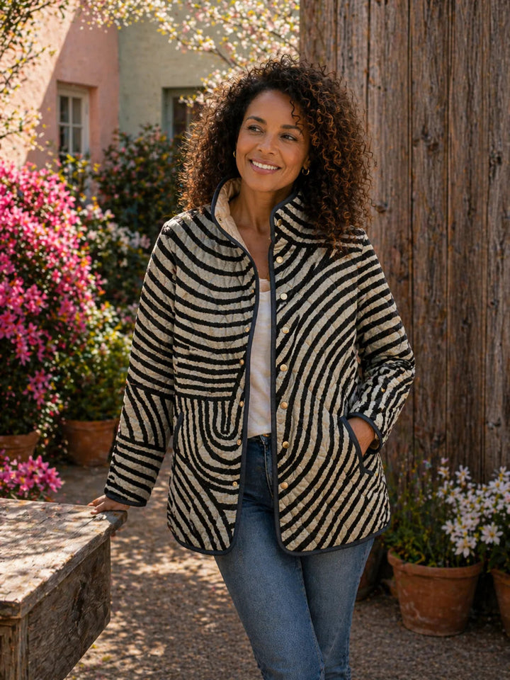 MARIAH™ | Steppjacke mit handgezeichnetem retro zirkulärem Design