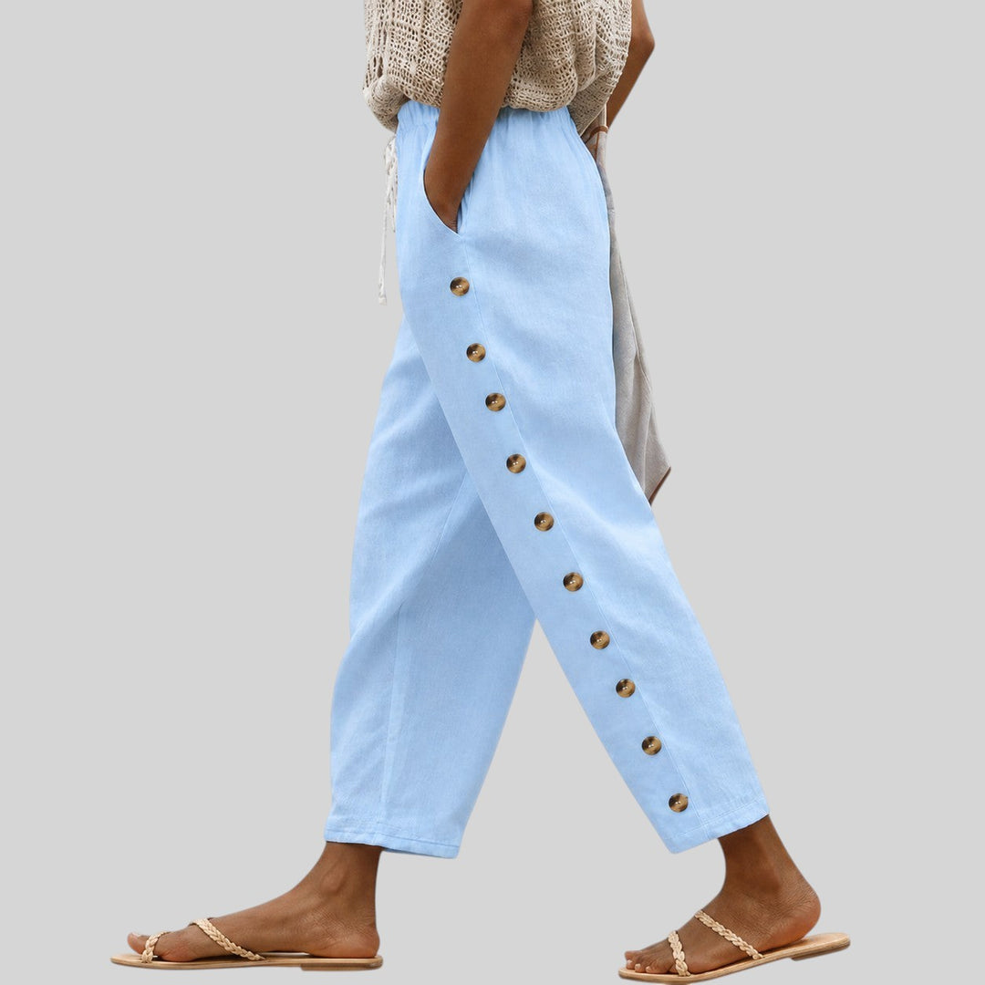 Birte | Blaue Sommerhose mit dekorativen Knöpfen