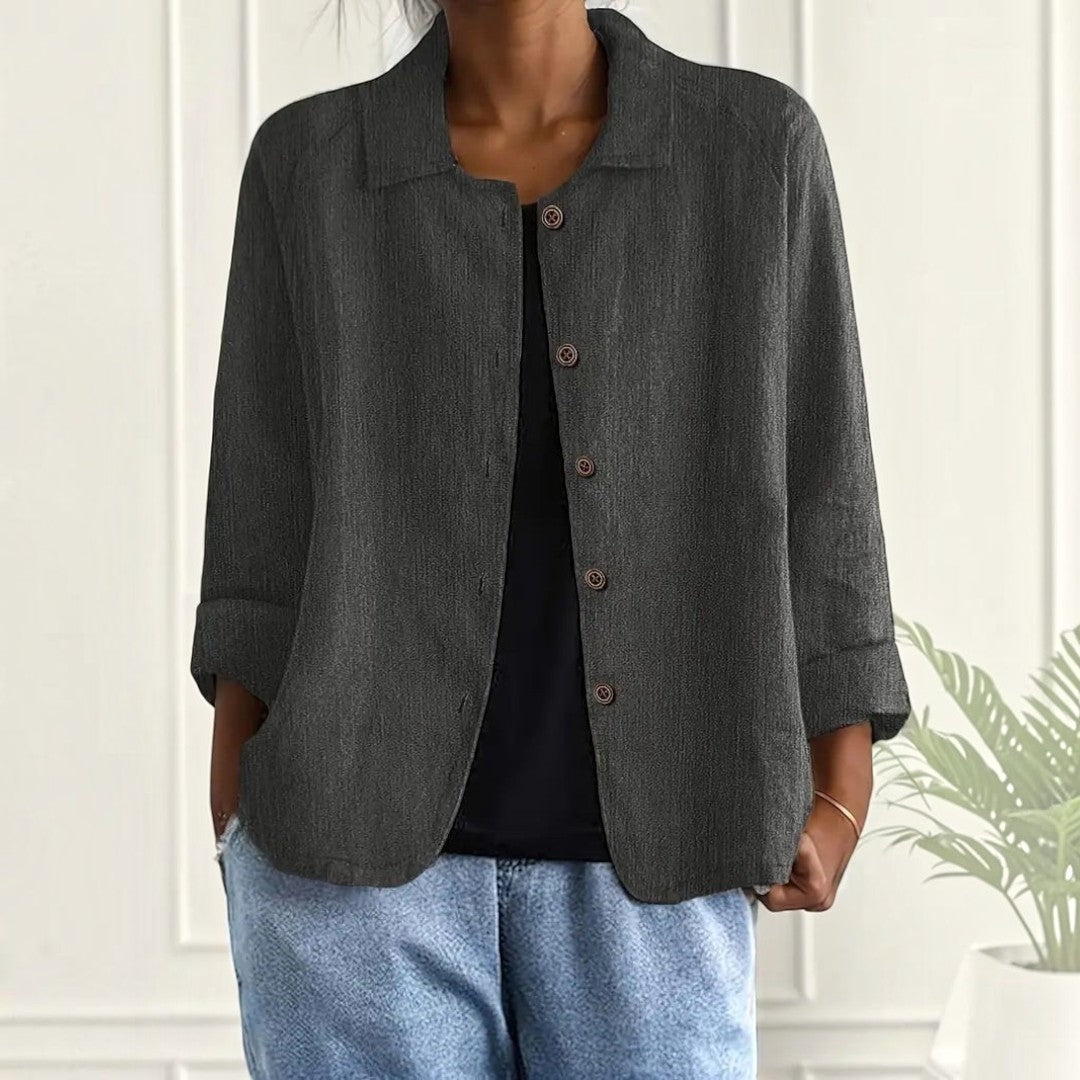 Blusa Lars Hamburg Zelina em tecido texturizado antracite com gola pontiaguda, botões tonais e bolsos laterais.