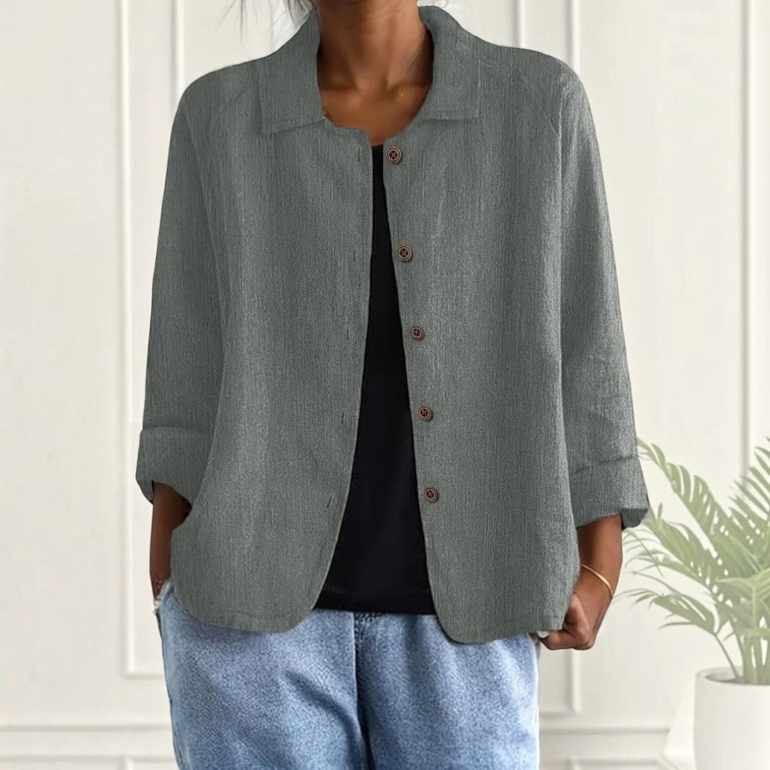 Blusa Lars Hamburg cinzenta esverdeada com textura enrugada, colarinho pontiagudo, carcela de botões e corte descontraído