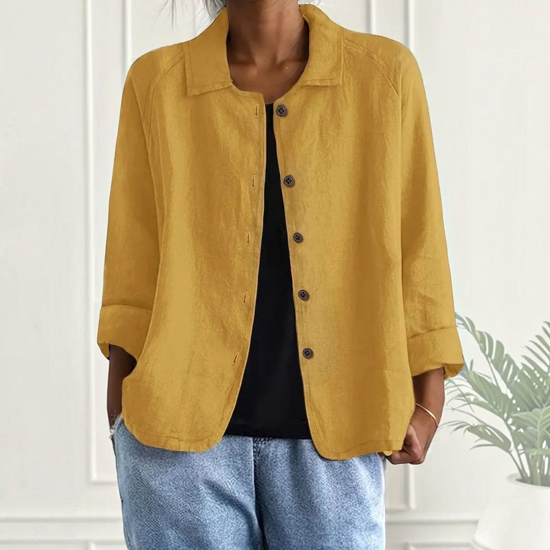 Blusa Lars Hamburg Zeffirine em tom ocre, com corte descontraído, gola pontiaguda, botões frontais e bolsos laterais.