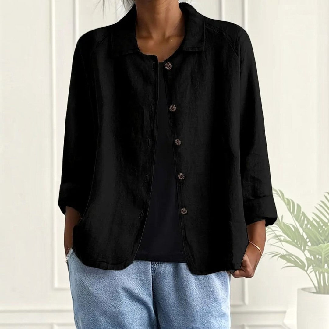 Blusa preta Lars Hamburg de tecido macio com gola pontiaguda, botões tonais e corte solto e casual