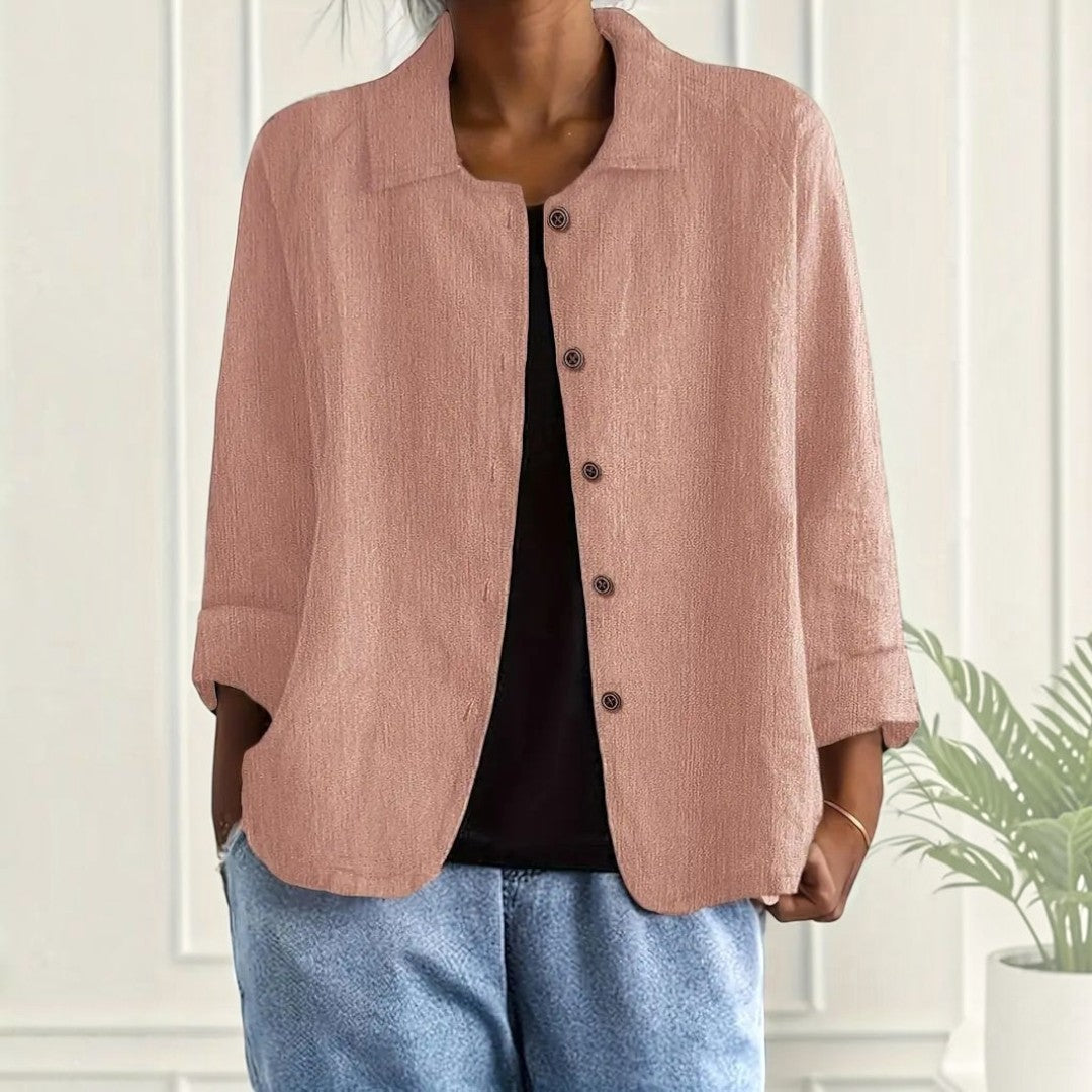 Blusa Lars Hamburg em tom rosa argila com gola pontiaguda, abotoamento frontal e textura mate levemente enrugada.