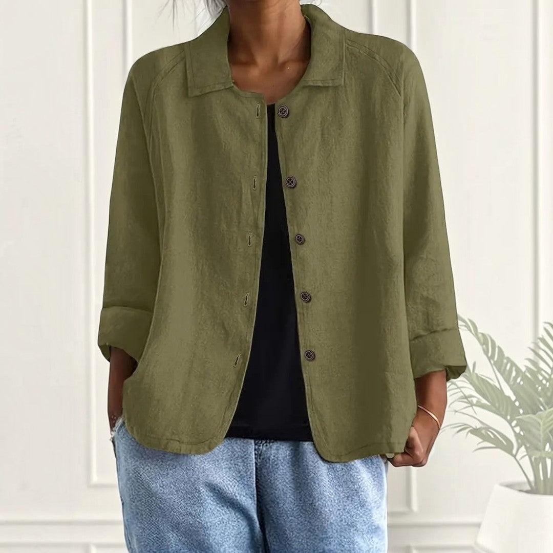 Blusa Lars Hamburg Aurelienne em tom verde azeitona com colarinho pontiagudo, botões frontais e bolsos laterais.