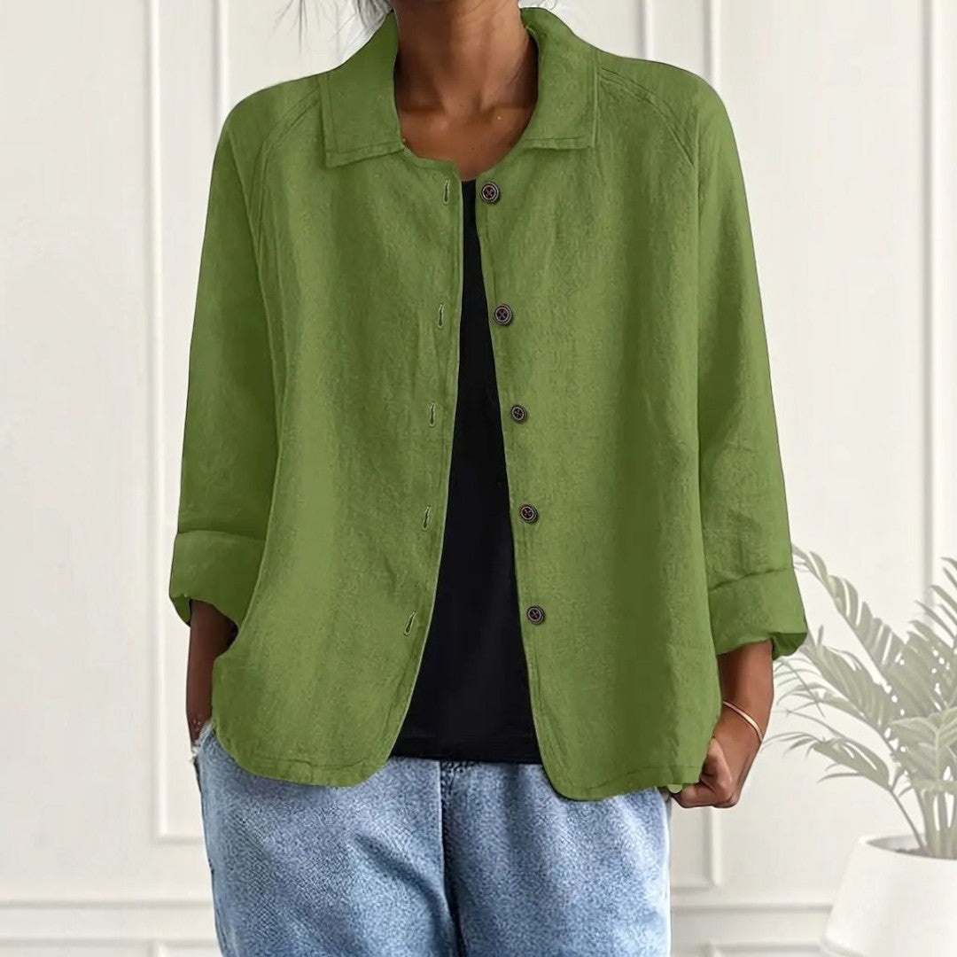 Blusa Lars Hamburg Calliste em verde musgo com gola pontiaguda, botões frontais e bolsos laterais em tecido leve.