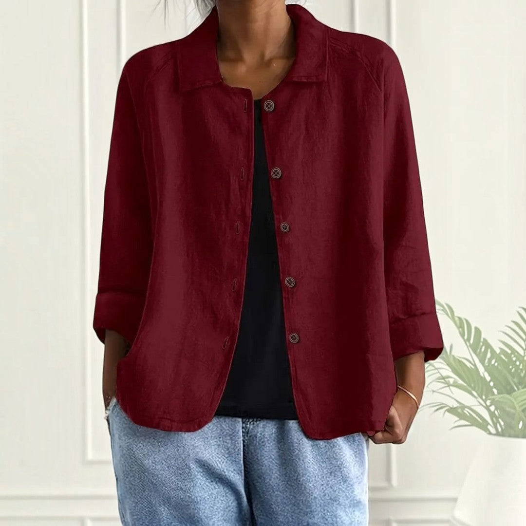 Blusa Lars Hamburg Bathilda em tom vinho profundo com colarinho de pontas e botões tonais, corte solto e mate.