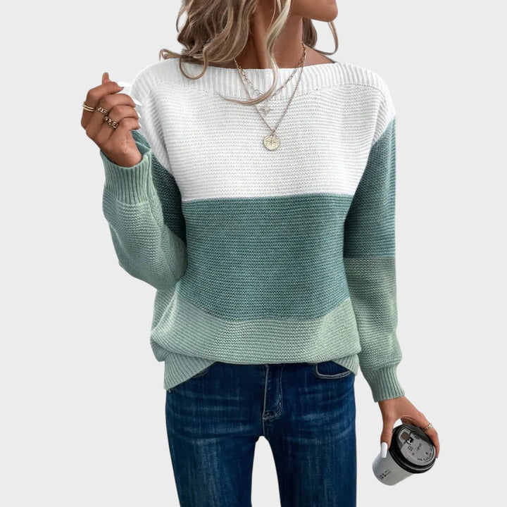 Mulher a usar camisola de malha Lars Hamburg com efeito ombré em tons de branco e verde, corte casual e decote barco.
