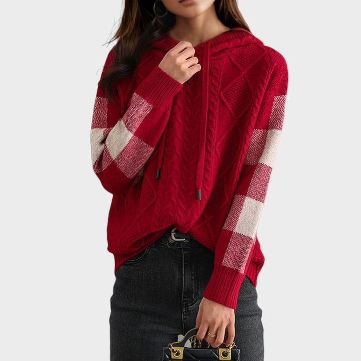 Camisola com capuz Lars Hamburg Emily em malha trançada vermelha com mangas axadrezadas e cordões ajustáveis.