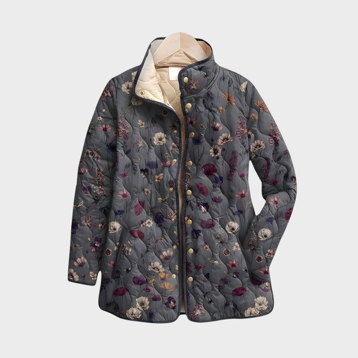 Casaco acolchoado Lars Hamburg Reina com padrão floral vintage em tons de cinzento e roxo, estilo casual e elegante.