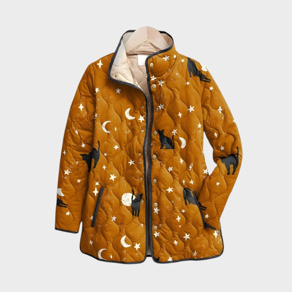 Casaco acolchoado Lars Hamburg castanho com padrão de gatos pretos, luas e estrelas, estilo casual e confortável.