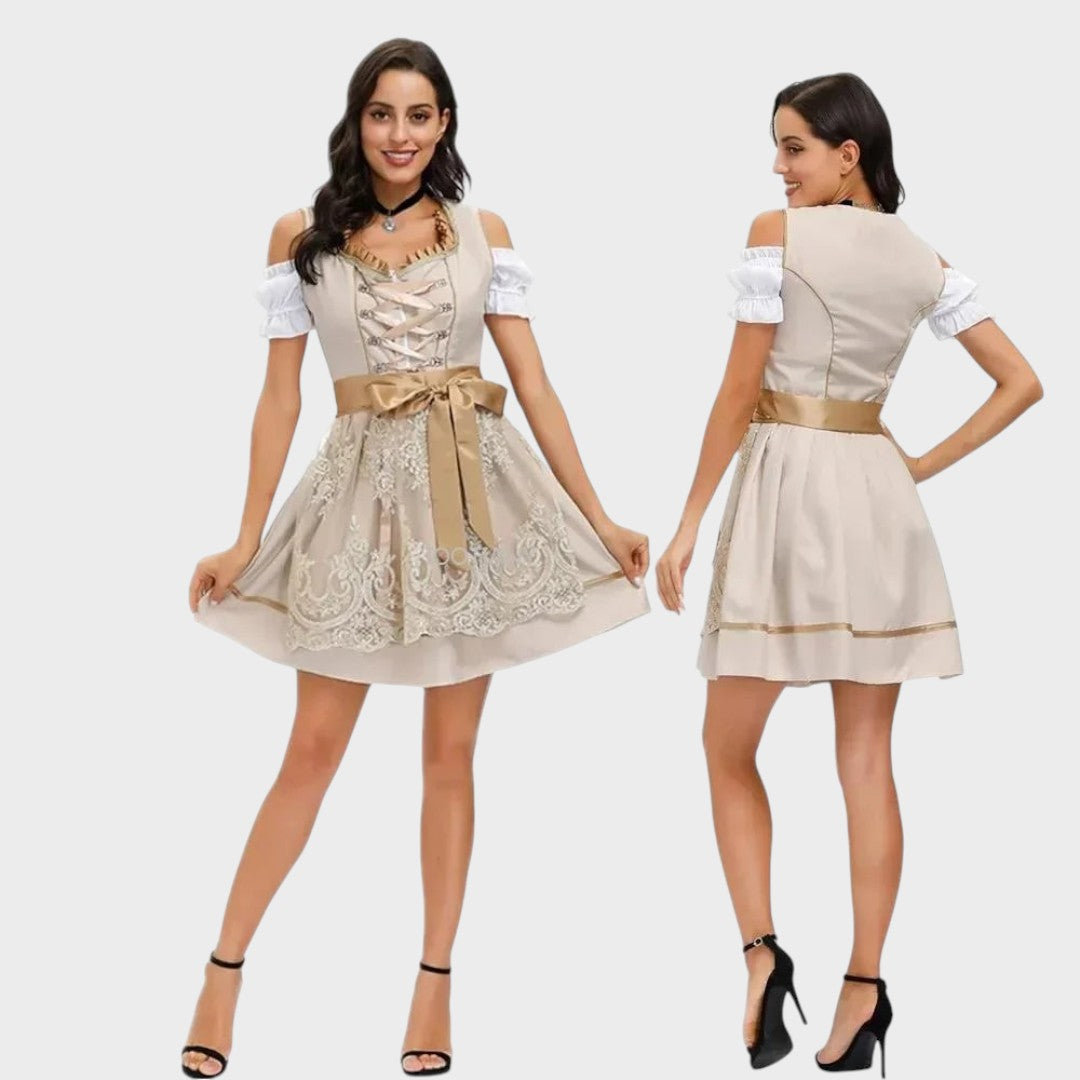 Dirndl Babett da Lars Hamburg em bege com detalhes em renda, mangas brancas e laço acetinado para Oktoberfest.