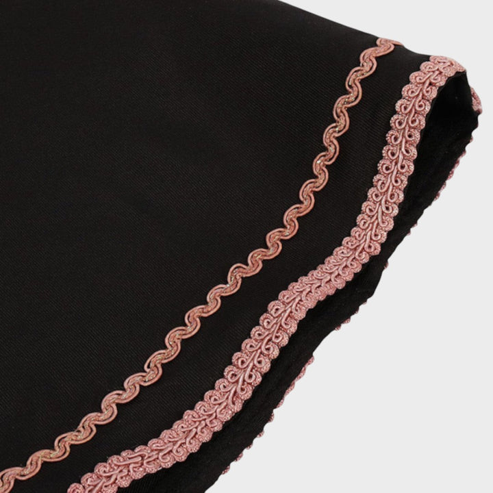 Detalhe de acabamento em renda rosa sobre tecido preto do Dirndl Walli da Lars Hamburg