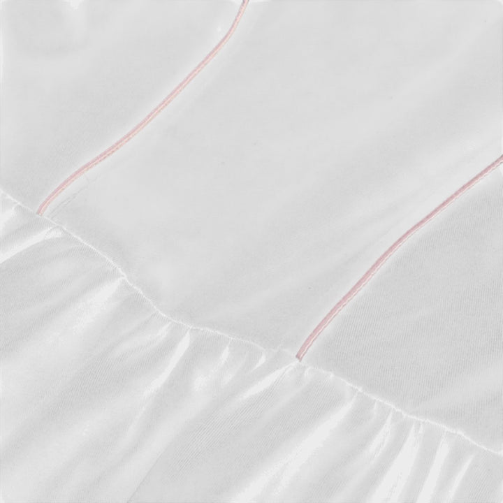 Detalhe do tecido branco com costuras em rosa fúcsia do dirndl Walli da marca Lars Hamburg