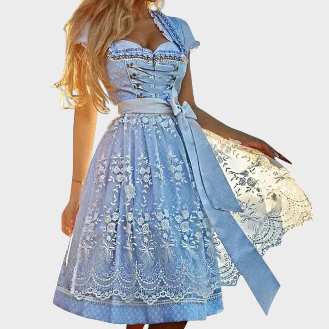 Dirndl Lars Hamburg azul claro com detalhes em renda vintage, blusa e avental para ocasiões festivas tradicionais.