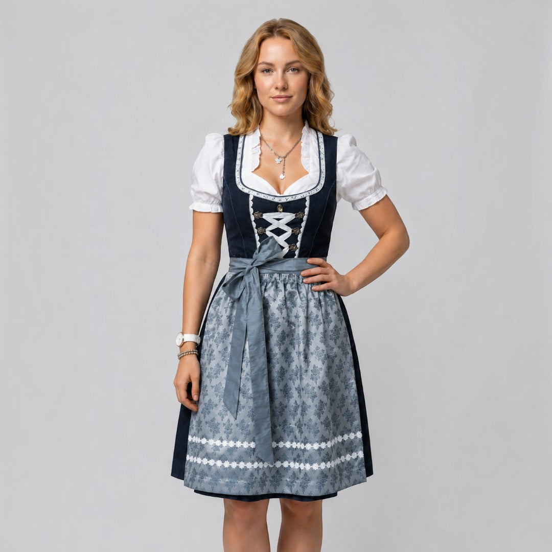 Modelo loira vestindo um Dirndl tradicional Lars Hamburg azul-escuro com avental estampado, blusa branca e laço frontal.
