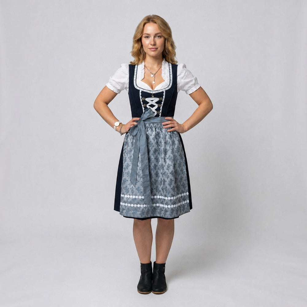 Modelo vestindo Dirndl tradicional Lars Hamburg em cinza escuro com avental estampado, blusa branca e detalhes em renda.