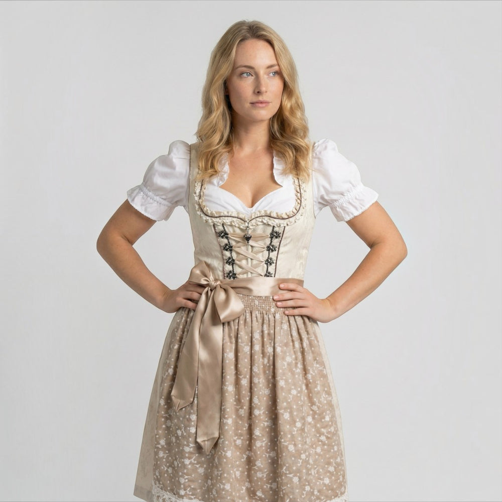 Modelo loira vestindo traje tradicional Dirndl Lars Hamburg com blusa branca e avental bege estampado