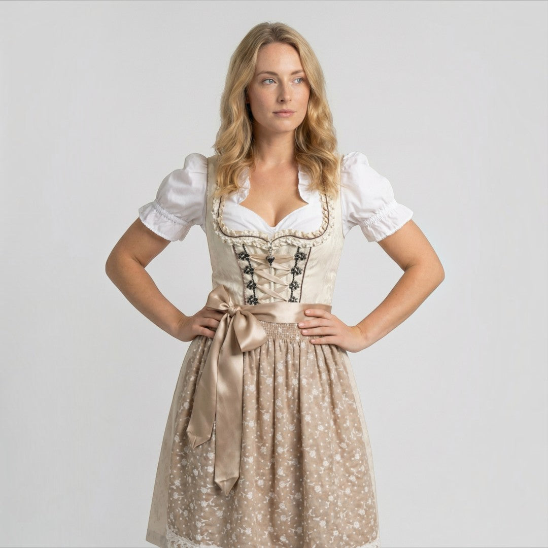 Modelo loira vestindo traje tradicional Dirndl Lars Hamburg com blusa branca e avental bege estampado