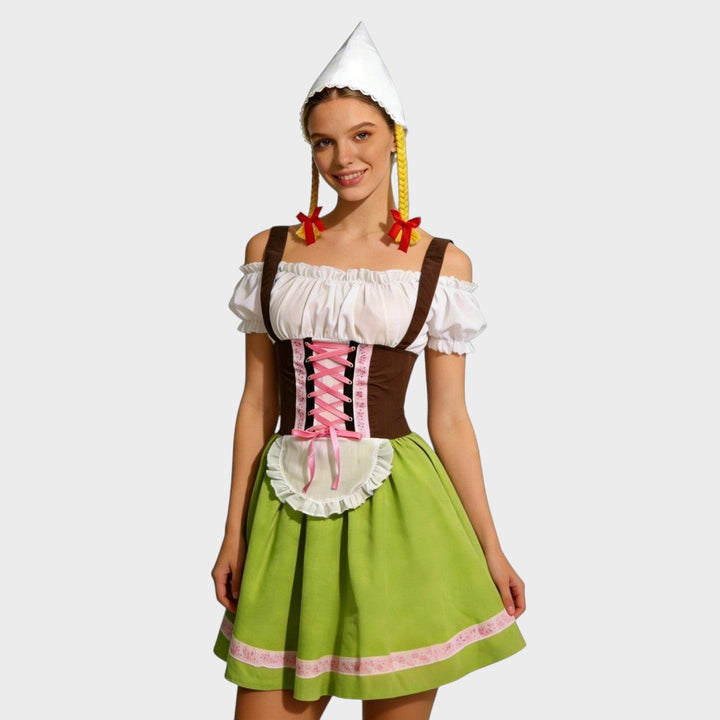 Modelo vestindo traje Dirndl Lars Hamburg com corpete castanho, saia verde, avental e lenço branco com tranças