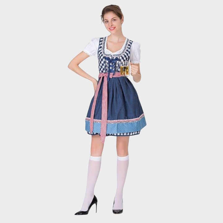 Mulher vestindo um Dirndlkleid azul e branco da Lars Hamburg com avental xadrez, ideal para o Oktoberfest.