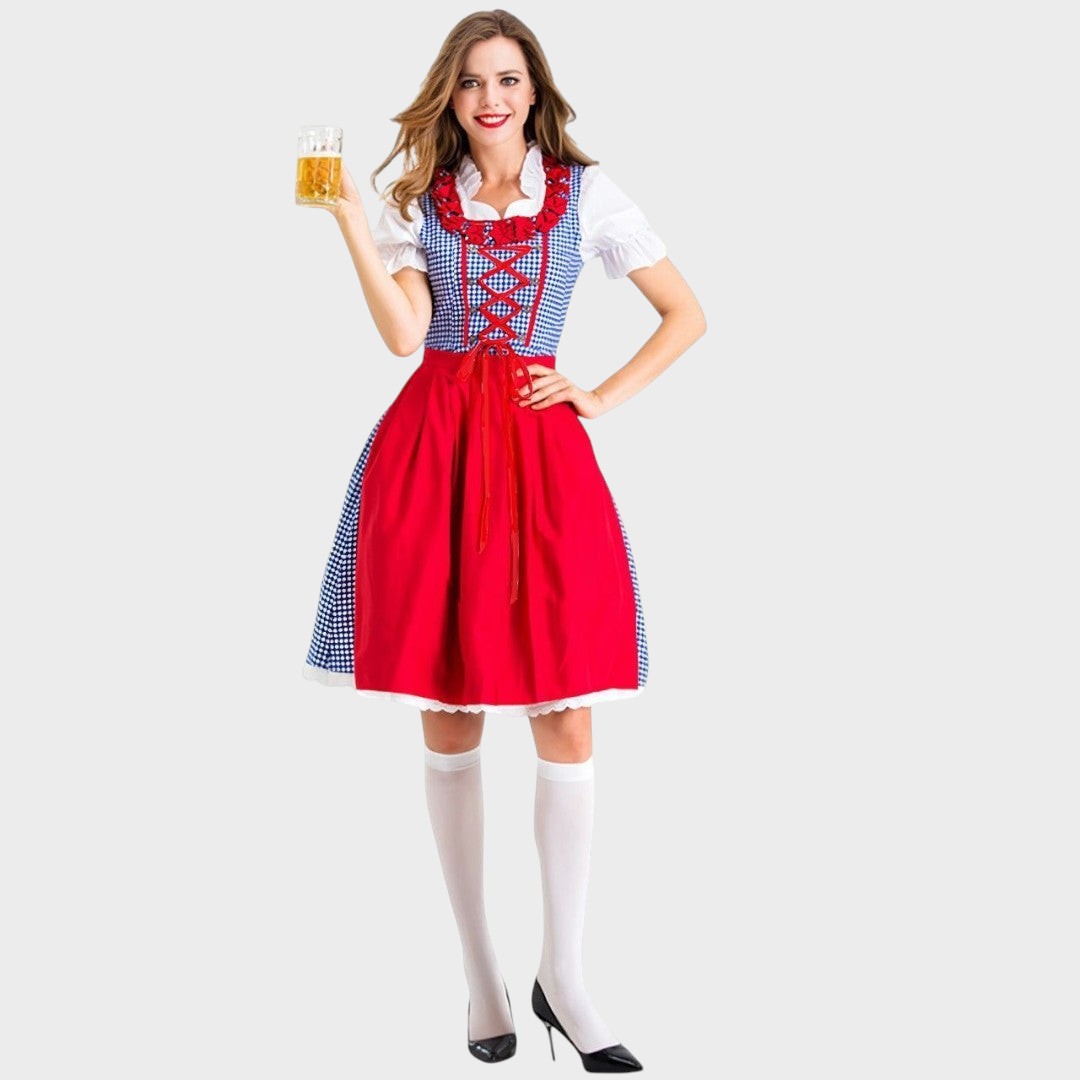 Modelo vestindo Dirndlkleid Lars Hamburg azul e branco com avental vermelho, ideal para Oktoberfest.