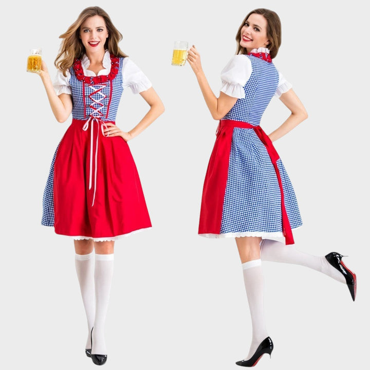 Modelo com Dirndlkleid Lars Hamburg azul e branco xadrez com avental vermelho, blusa branca e caneca de cerveja