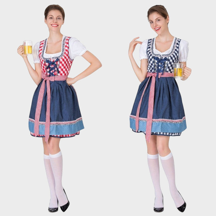Modelo vestindo Dirndlkleid Lars Hamburg com avental xadrez, blusa branca e caneca de cerveja para Oktoberfest.
