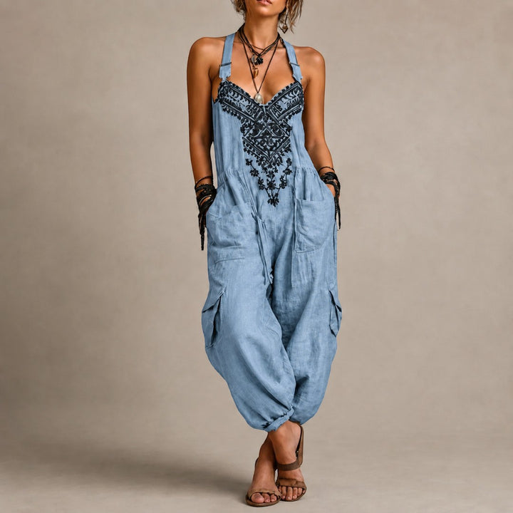 Boho-Latzhose in Jeansblau mit schwarzer Ornament-Stickerei