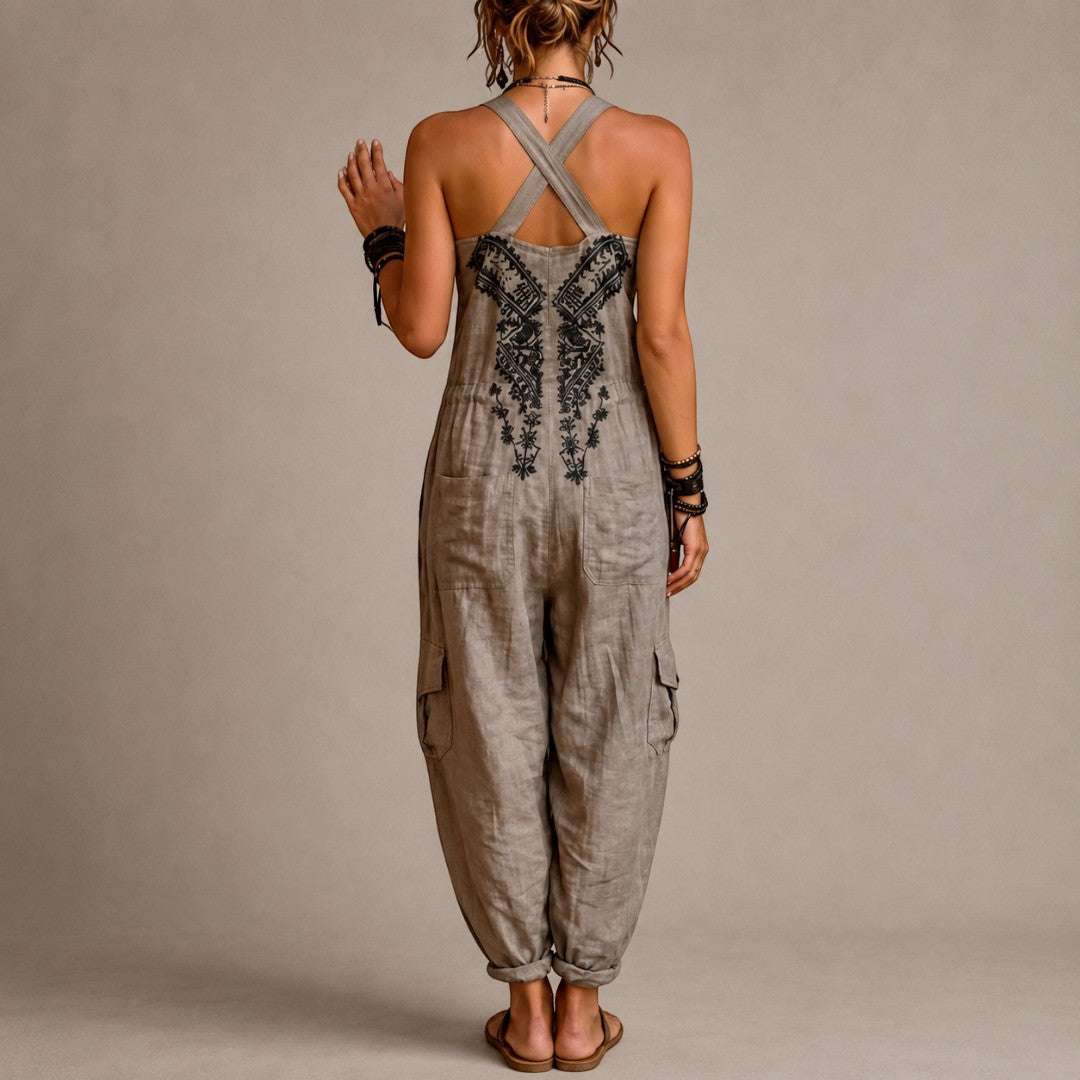 Rückansicht der Boho-Latzhose mit gekreuzten Trägern und Stickerei