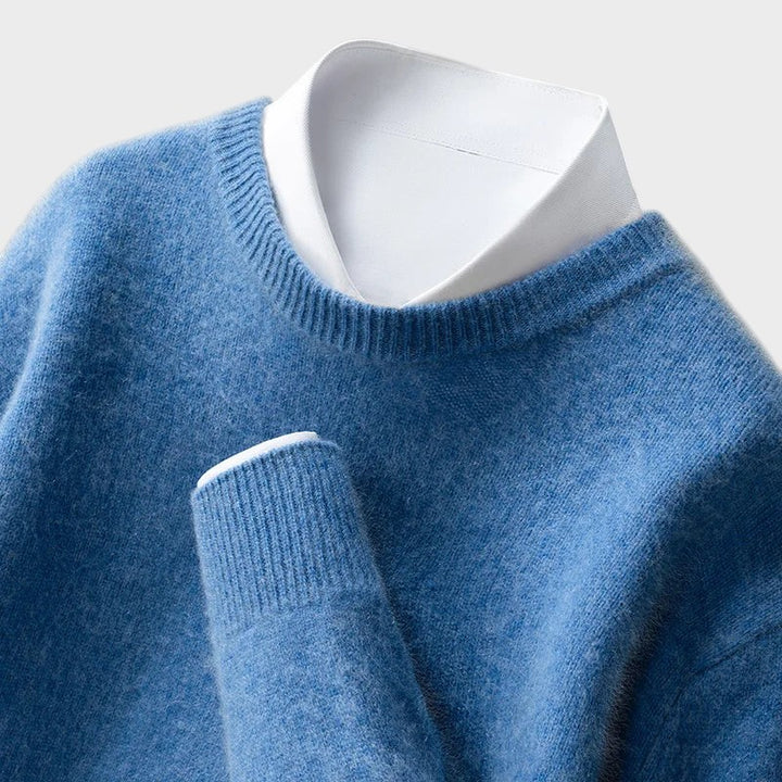 Pullover azul Lars Hamburg com gola redonda e acabamento canelado, sobreposto a uma camisa branca clássica.