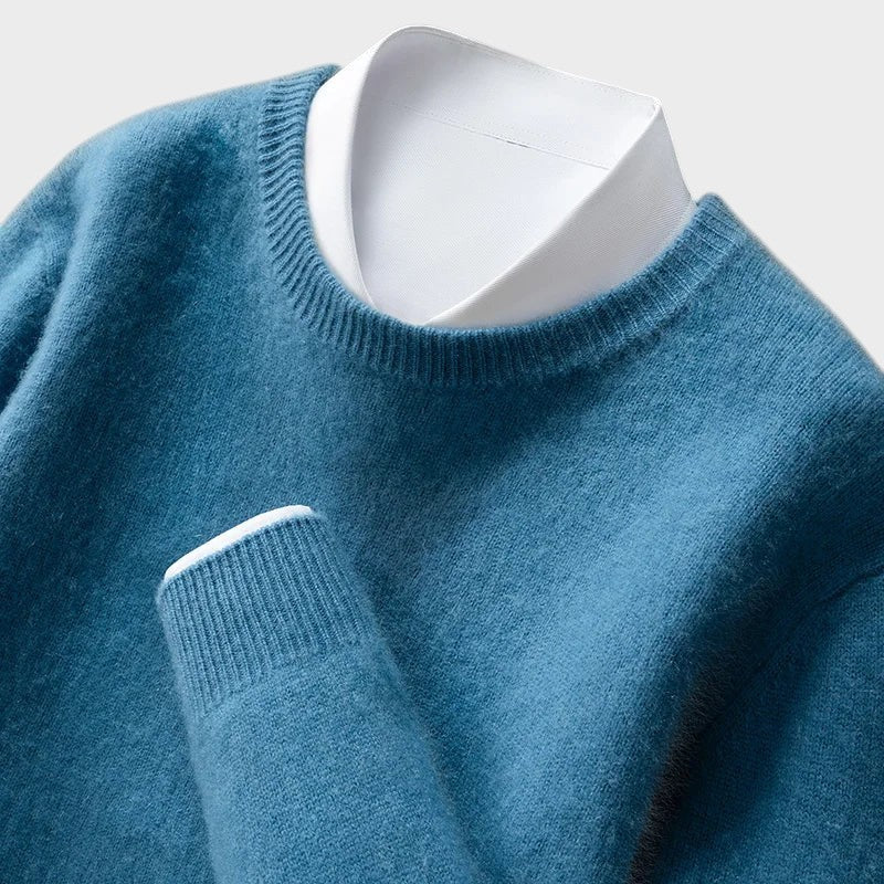 Pullover azul Lars Hamburg com gola redonda e punhos canelados, sobreposto a uma camisa branca formal.