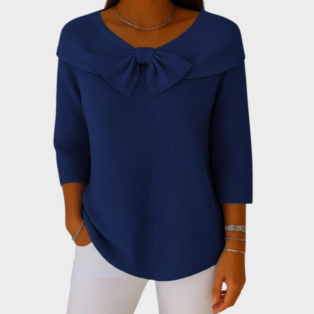 Pullover elegante azul marinho Lars Hamburg com detalhe de laço no decote e textura canelada, corte ajustado.