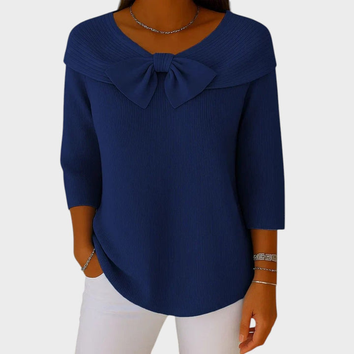 Pullover elegante azul marinho Lars Hamburg com detalhe de laço no decote e textura canelada, corte ajustado.