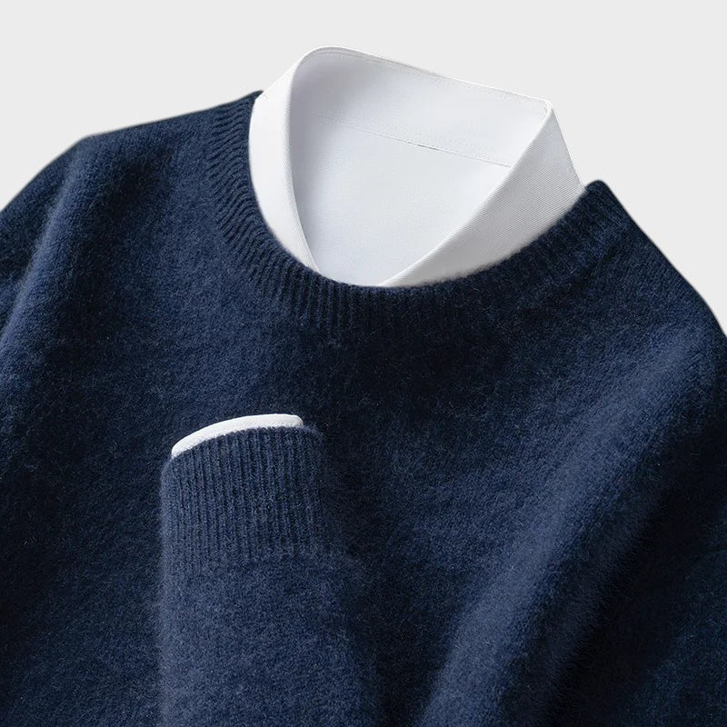 Pullover Andrzej da Lars Hamburg em malha azul-marinho com gola redonda e camisa branca por baixo