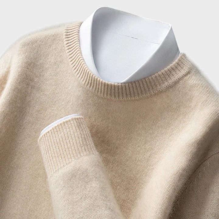 Pullover bege Lars Hamburg com gola redonda e punhos canelados sobre camisa branca, tecido macio e quente.