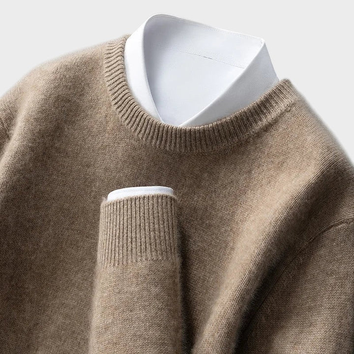 Pullover bege Lars Hamburg com gola redonda e punhos canelados sobre camisa branca, tecido macio e quente