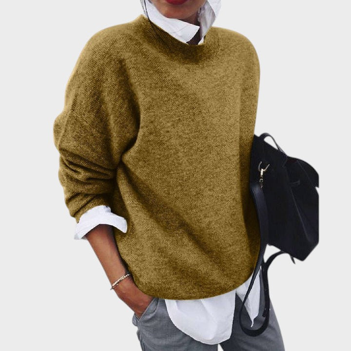 Pullover castanho de malha macia Lars Hamburg com gola redonda, usado sobre camisa branca e calças cinzentas.