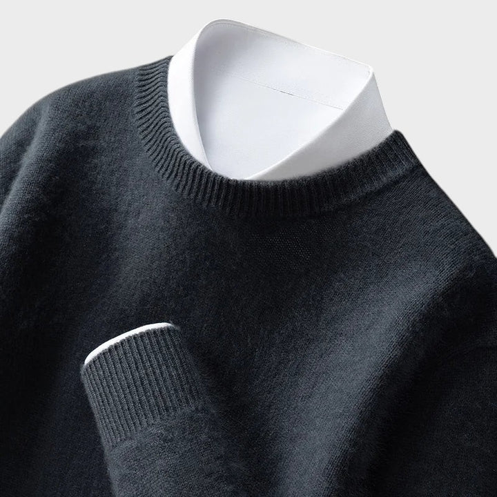 Pullover Andrzej da marca Lars Hamburg em cinzento escuro com gola redonda sobre camisa branca