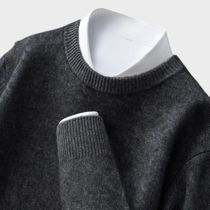 Pullover cinzento Lars Hamburg com gola redonda e camisa branca por baixo, estilo casual e elegante.