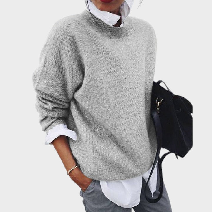 Pullover cinzento de malha macia da Lars Hamburg com gola redonda, usado sobre camisa branca e calças cinzentas.
